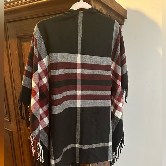 Adrienne Vittadini Wrap Fringed Poncho Red Black Gray White NWOT - Picture 3 of 4